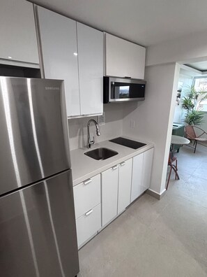 Réfrigérateur, micro-ondes, plaque de cuisson, cafetière/bouilloire