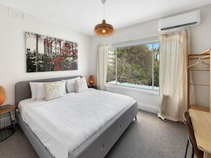 1 室のベッドルーム、デスク、アイロン / アイロン台、旅行用ベビーベッド