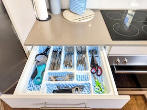 冷蔵庫、電子レンジ、オーブン、コンロ