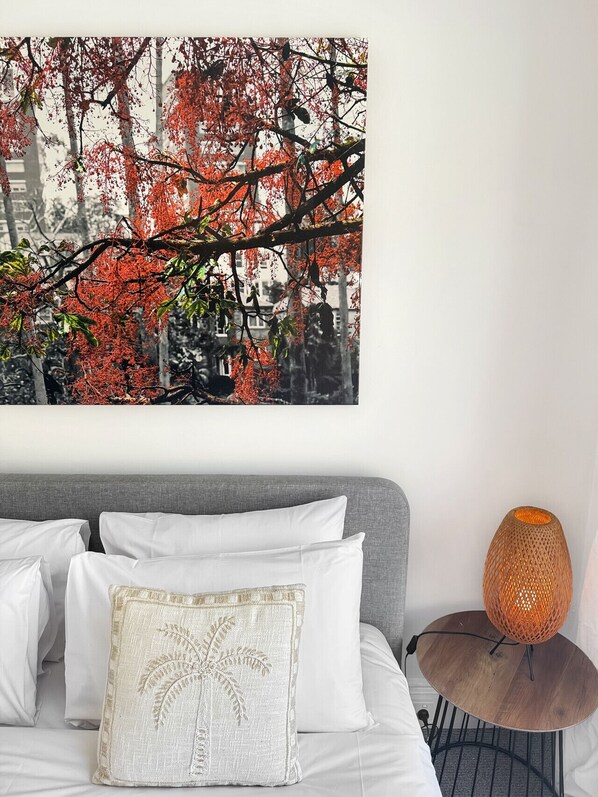 1 habitación, escritorio, tabla de planchar con plancha y cuna de viaje 