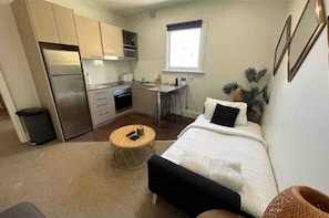 1 Schlafzimmer, Schreibtisch, Bügeleisen/Bügelbrett, Reisekinderbett
