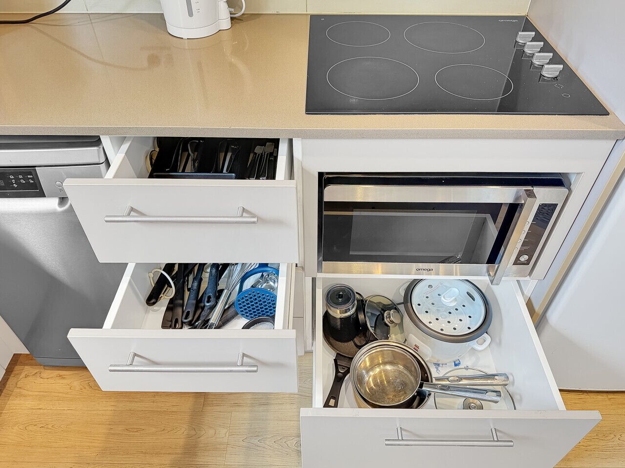 Køleskab, mikrobølgeovn, ovn, kogeplade