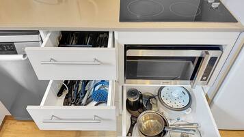 雪櫃、微波爐、焗爐、爐具