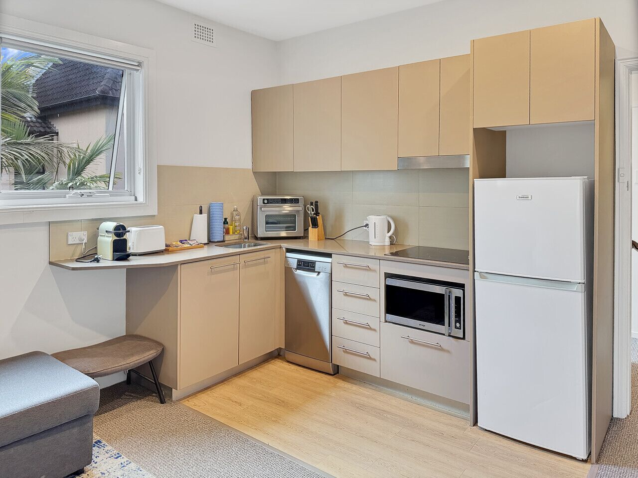 冷蔵庫、電子レンジ、オーブン、コンロ