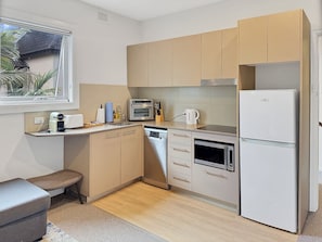 Kühlschrank, Mikrowelle, Ofen, Herdplatte