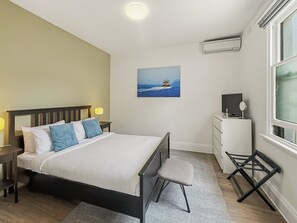 1 chambre, bureau, fer et planche à repasser, lit parapluie