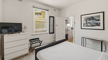 1 habitación, escritorio, tabla de planchar con plancha y cuna de viaje