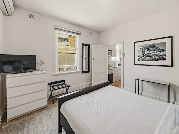 1 غرفة نوم ومكتب ومكواة/لوح كي وسرير سفر