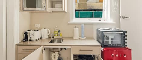 Een koelkast, een microgolfoven, een oven, een kookplaat