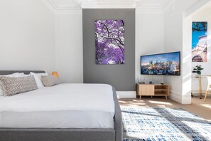 1 habitación, escritorio, tabla de planchar con plancha y cuna de viaje