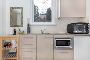 Kühlschrank, Mikrowelle, Ofen, Herdplatte