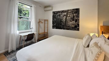 1 kamar tidur, meja kerja, setrika/meja setrika, dan tempat tidur bayi