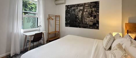 1 chambre, bureau, fer et planche à repasser, lit parapluie