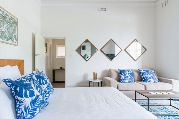 1 habitación, escritorio, tabla de planchar con plancha y cuna de viaje 