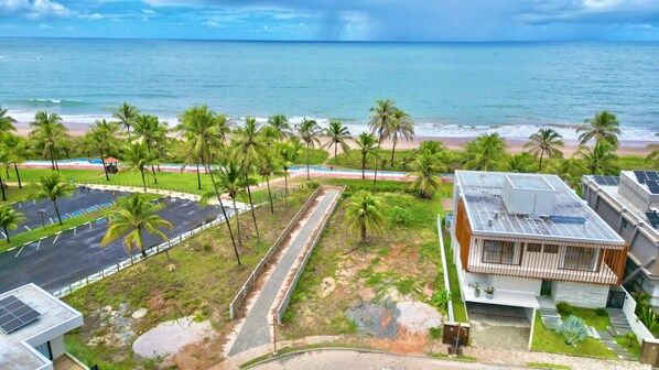 Na praia, espreguiçadeiras, toalhas de praia