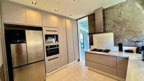 Jääkaappi, mikroaaltouuni, uuni, liesi