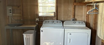 Charming 2-bedroom, 1-bath lakefront house in the Ocala National Forest