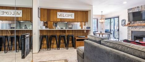 Una Smart TV, una chimenea, una mesa de tenis de mesa