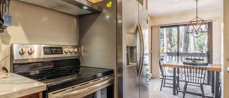 Een koelkast, een magnetron, een oven, een kookplaat