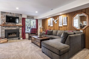 TV connectée, cheminée, table de tennis de table