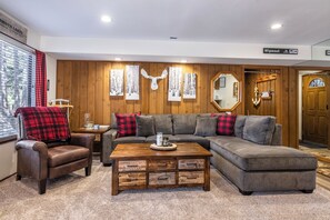 TV connectée, cheminée, table de tennis de table