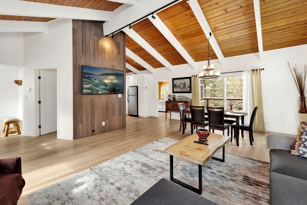 TV, fireplace, books - Sueños Azules- Fawnskin Retreat Cottage in Big Bear (Fawnskin)