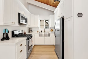 Fridge, microwave, oven, stovetop - Sueños Azules- Fawnskin Retreat Cottage in Big Bear (Fawnskin)
