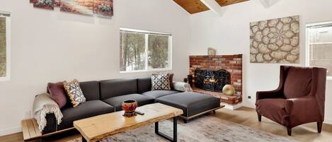 Televisio, takka, kirjoja