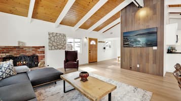 Televisio, takka, kirjoja