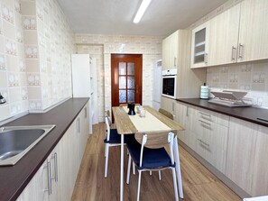 Kühlschrank, Mikrowelle, Ofen, Toaster