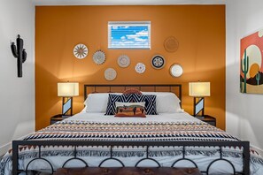 4 室のベッドルーム、デスク、WiFi (無料)、ベッドシーツ