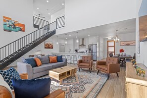 スマートテレビ、テレビゲーム、テーブルサッカー台、書庫