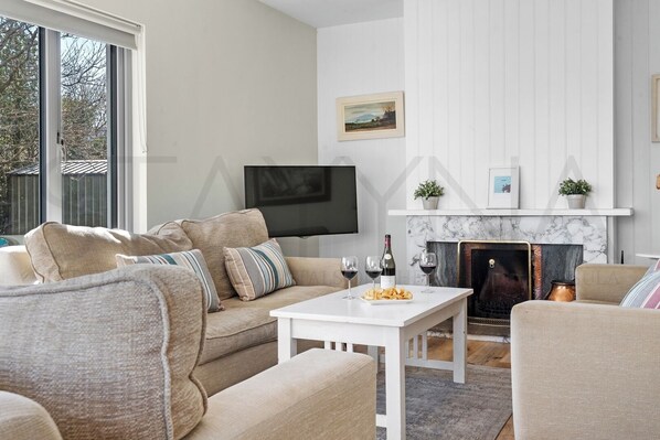 TV, fireplace