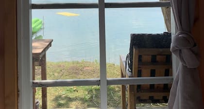 Cozy Lakefront Cottage on Quiet Family Friendly Lake!