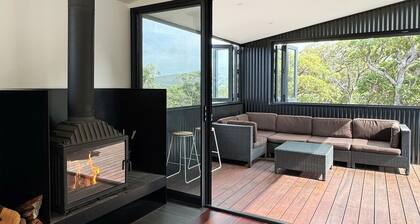 Lights Lookout: Elevated home, expansive sea views