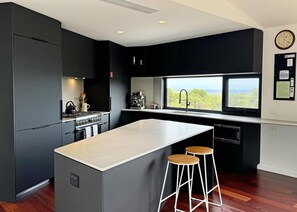 Jääkaappi, mikroaaltouuni, uuni, liesi