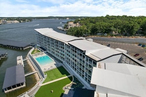Exterior - Family Fun Topsider with Amazing Views, Games, Resort Pools and Close to Everything! (Osage Beach)