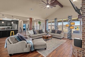 TV - Luxury 4BR Retreat+ Pool+Hot Tub & Pickleball (Prairie Grove)