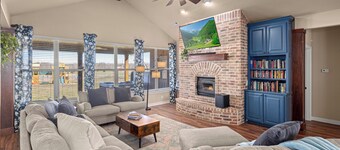 Luxury 4BR Retreat+ Pool+Hot Tub & Pickleball