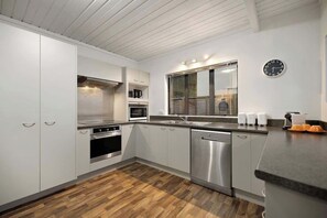 Kylskåp, mikrovågsugn, spishäll och diskmaskin
