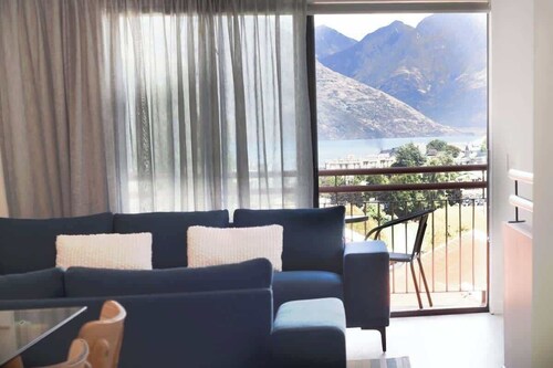 Central Qt - Lake Views - Hot Tub - King Bed