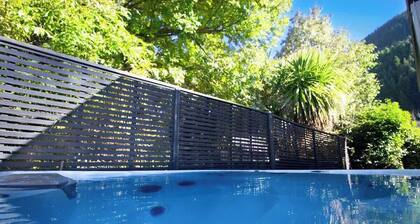 The Hideaway - Hot Tub - Flat Walk to Town