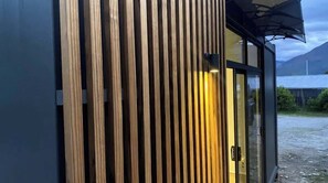 Exterior detail - The Hideaway - Hot Tub - Flat Walk to Town (Queenstown)