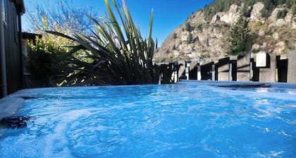 The Hideaway - Hot Tub - Flat Walk to Town