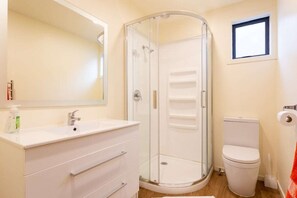 Een douche, een haardroger, shampoo