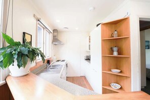 Réfrigérateur, cafetière-théière, vaisselle et ustensiles