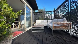 Terrace/patio - - Kiwi Batch - Easy Walk To Town - Hot Tub - (Queenstown)