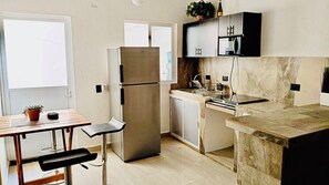 Kühlschrank, Mikrowelle, Herdplatte, Wasserkocher mit Kaffee-/Teezubehör