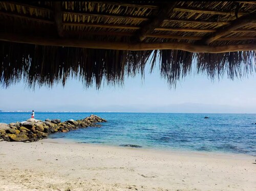 Charming 1-bedroom Apartment in with Small Gated Garage-5 min drive to the Beach