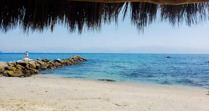 Charming 1-bedroom Apartment in with Small Gated Garage-5 min drive to the Beach